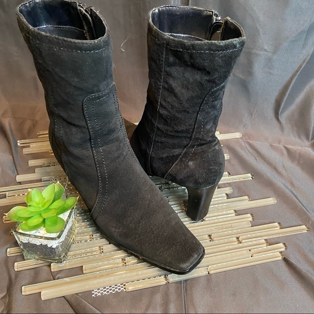 ❄️Cute  Black Suede Boots 💕 - Picture 7 of 15